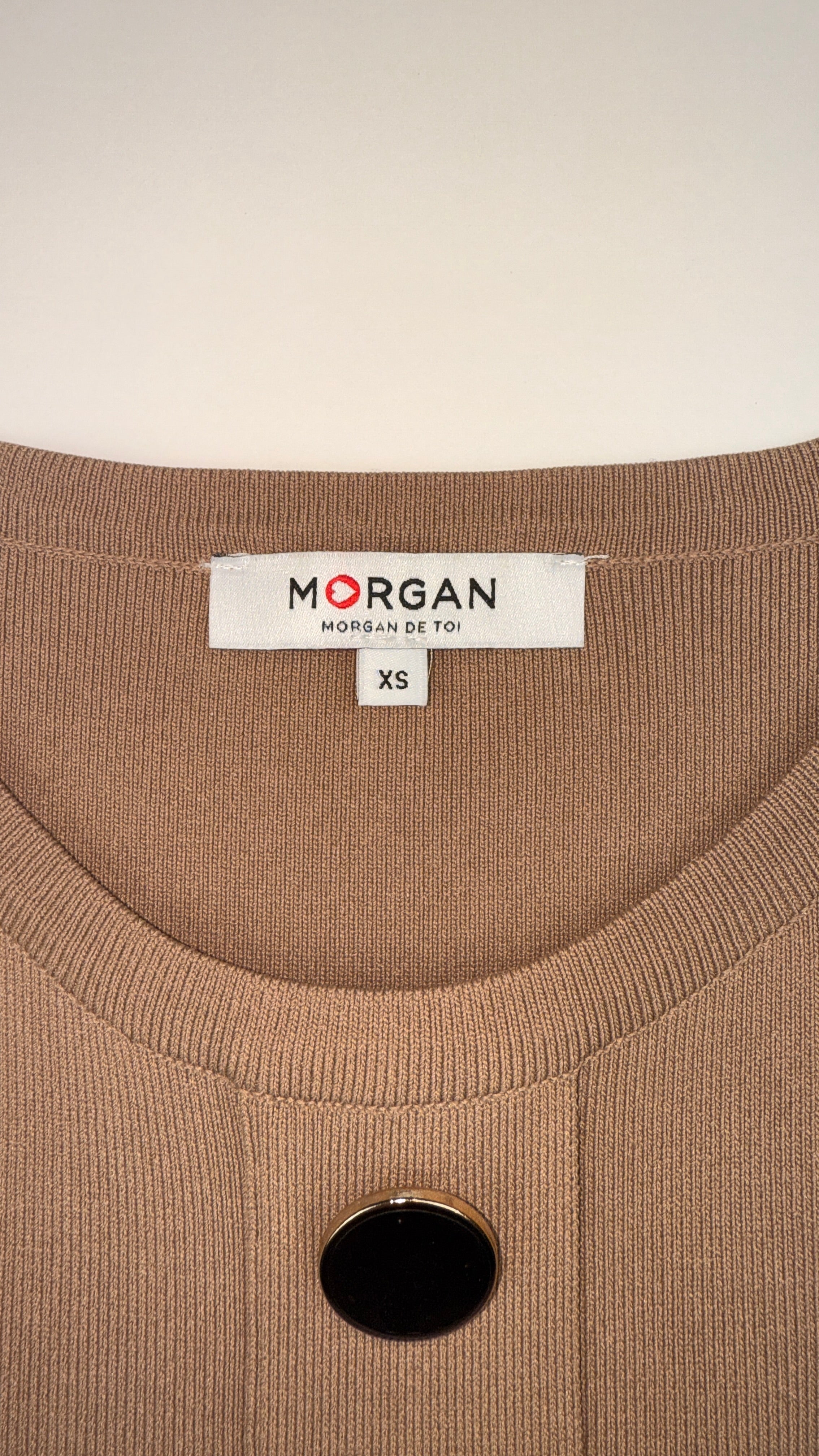 Short-sleeve camel knit dress with black buttons – size XS | MORGAN