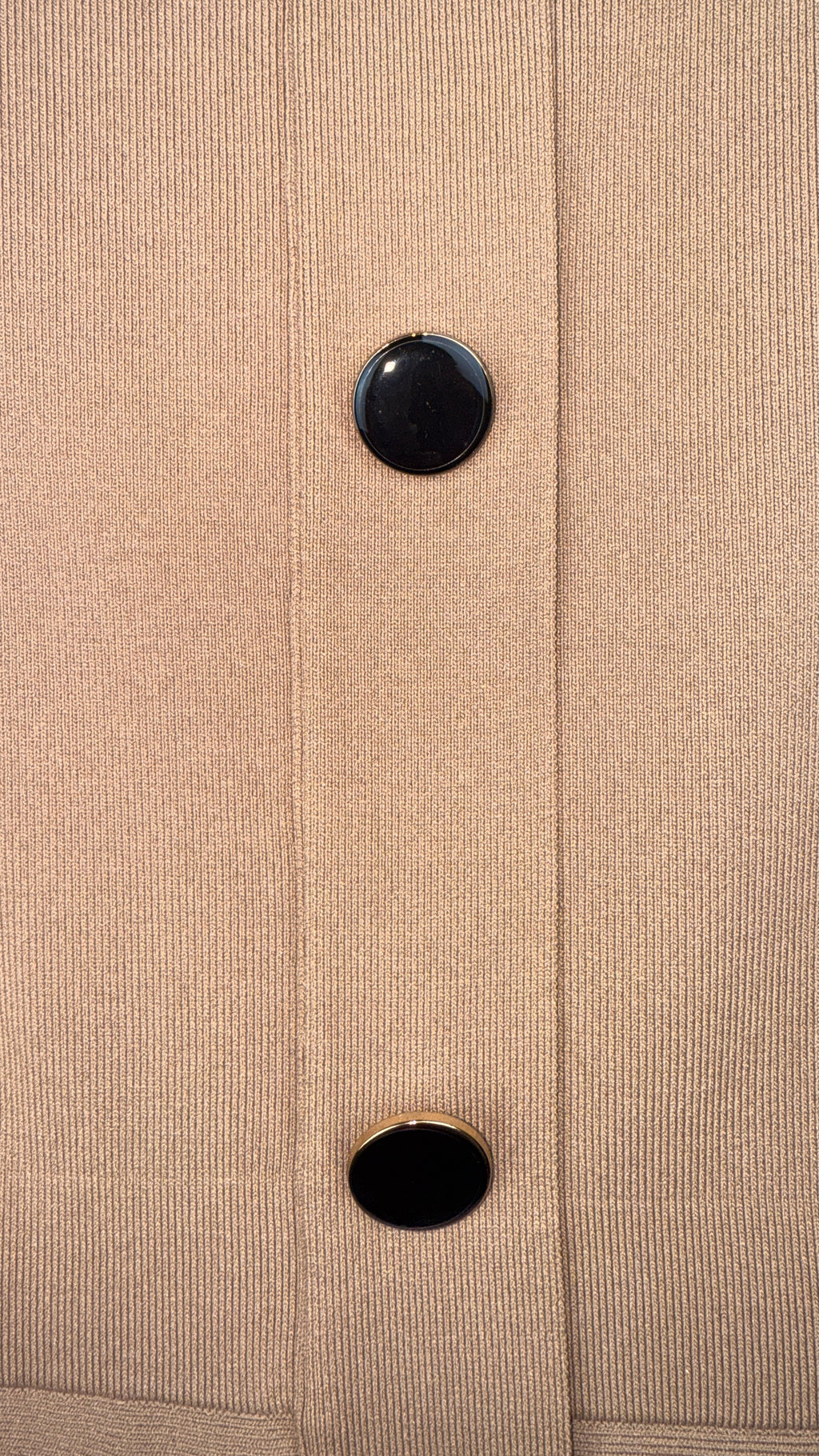 Short-sleeve camel knit dress with black buttons – size XS | MORGAN
