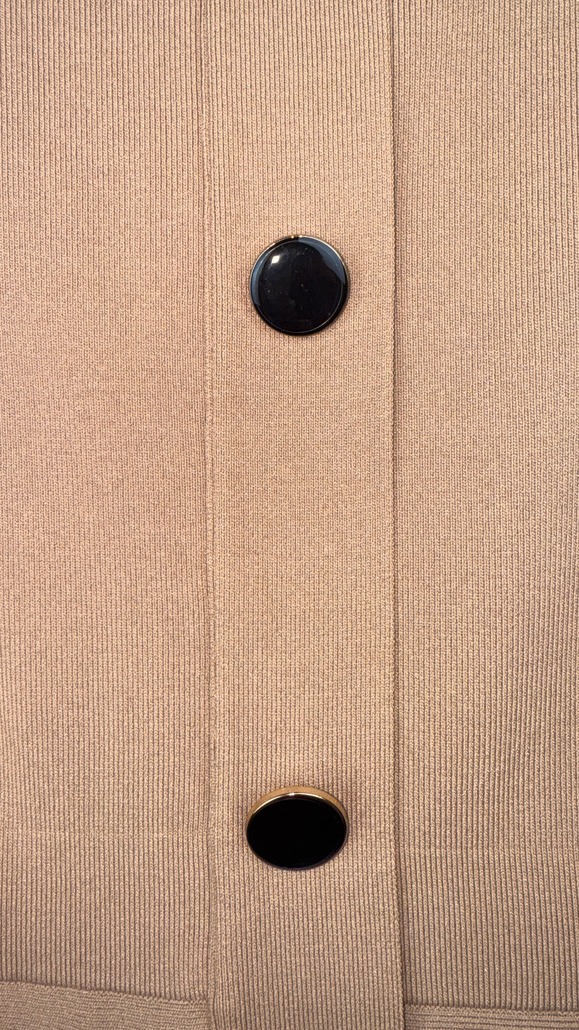 Short-sleeve camel knit dress with black buttons – size XS | MORGAN